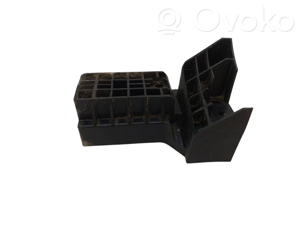 Front bumper mounting bracket   AB3916165AA