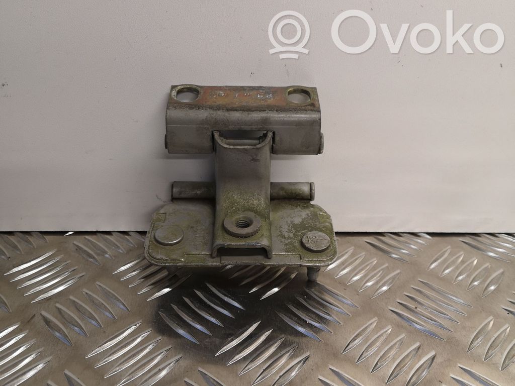 Jeep Cherokee Tailgate/trunk/boot hinge 