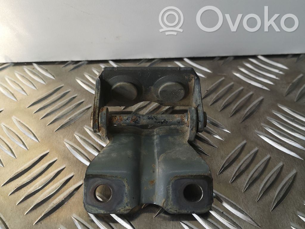 Subaru Outback Tailgate/trunk/boot hinge 