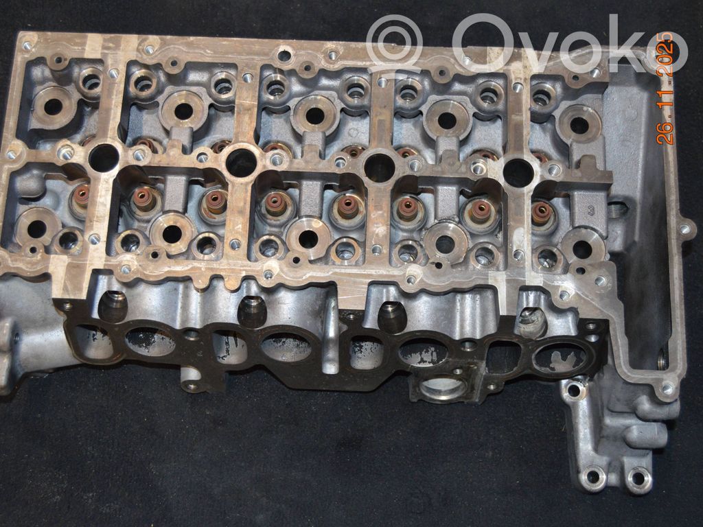 Engine head   778109304