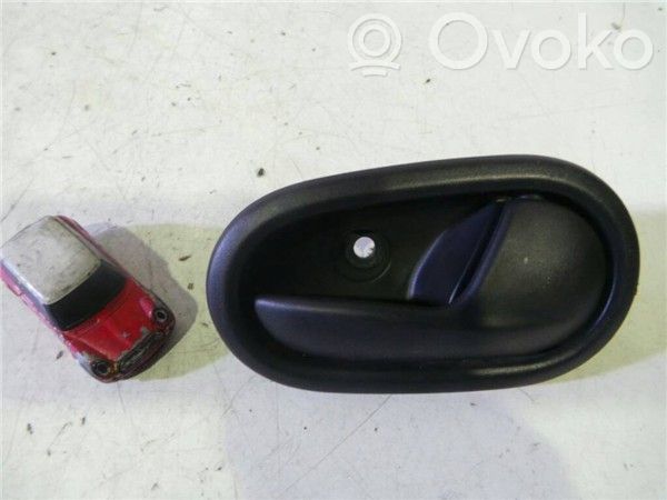 Dacia Sandero Manecilla interna puerta trasera 