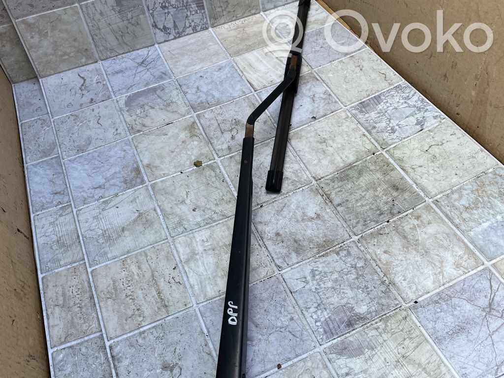 Toyota Corolla Verso AR10 Brazo del limpiaparabrisas delantero 