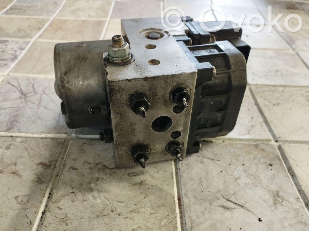 Volkswagen PASSAT B5 Soporte para la bomba de ABS 