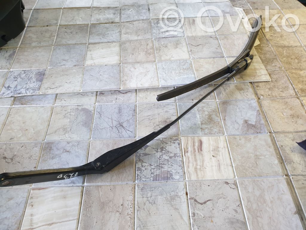 BMW 1 E81 E87 Front wiper blade arm 