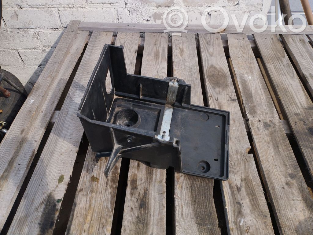 Volvo V50 Akumulatora nostiprināšanas pamatne 