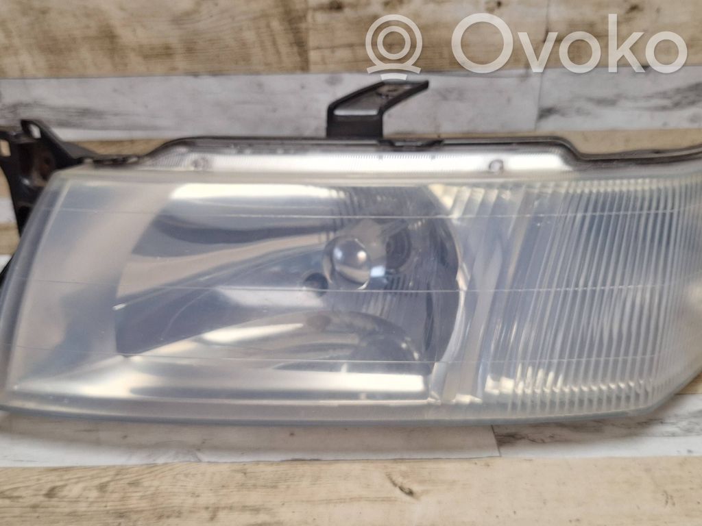 Mitsubishi Space Wagon Lampa przednia 