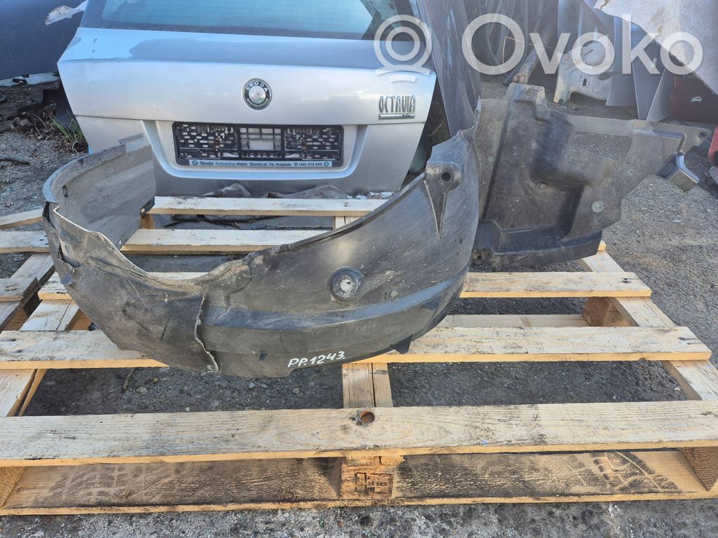 Toyota Corolla Verso AR10 Nadkole przednie 