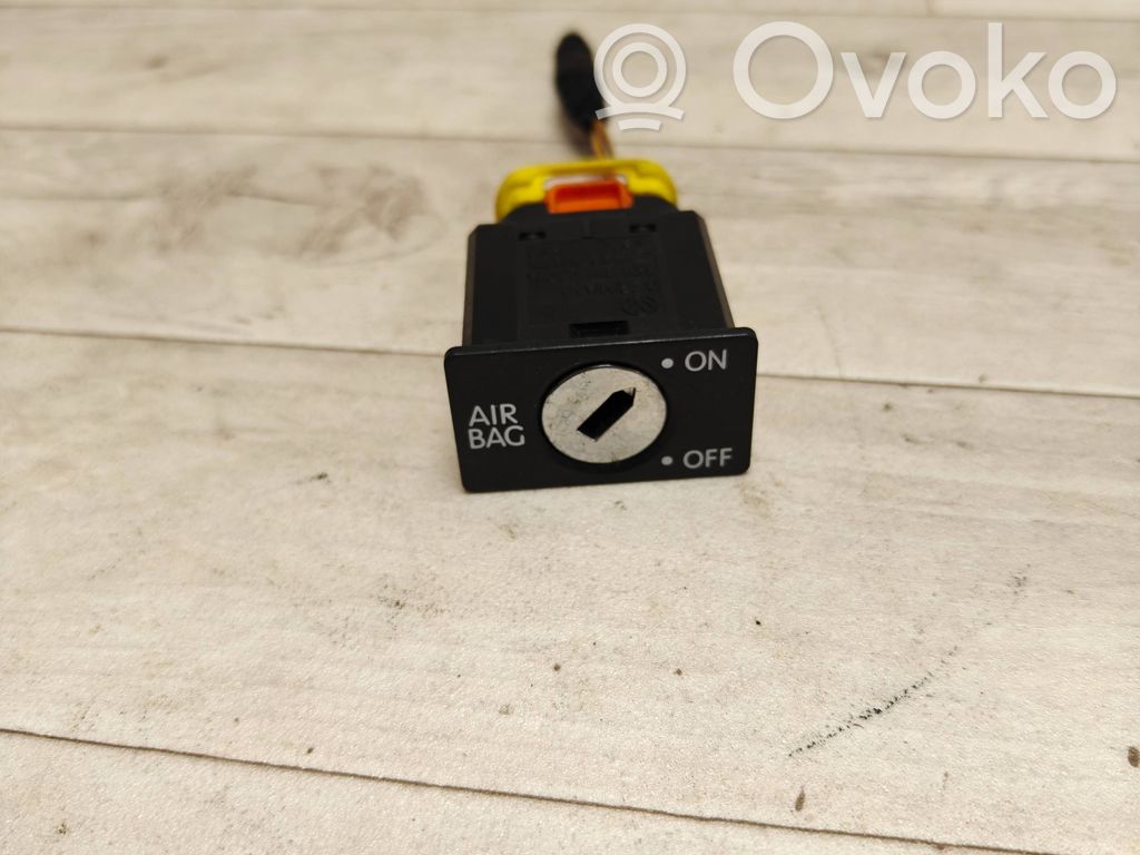 Volkswagen Golf V Passenger airbag on/off switch 