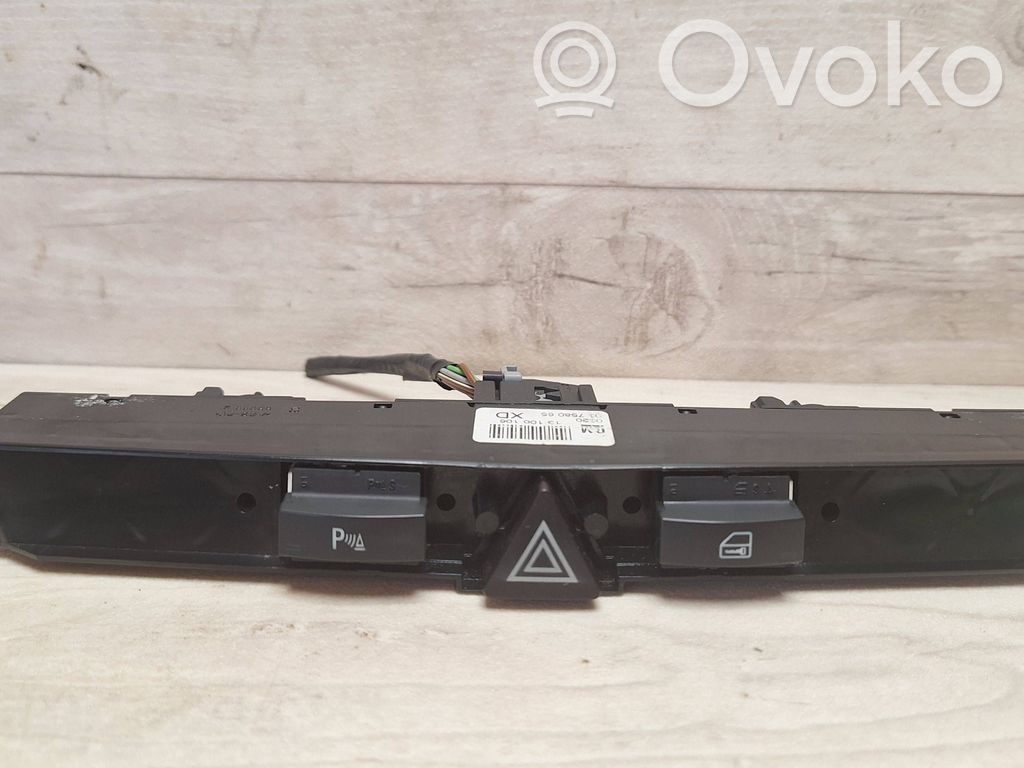 Opel Zafira B Hazard light switch 