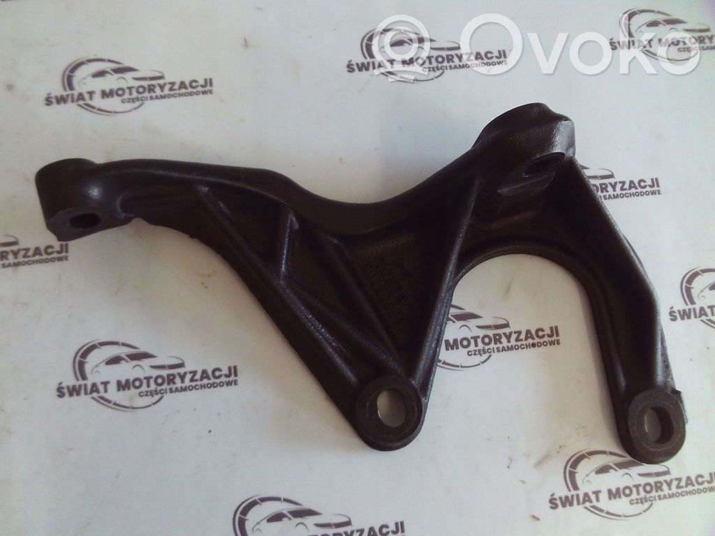 Volvo XC90 Engine mounting bracket 