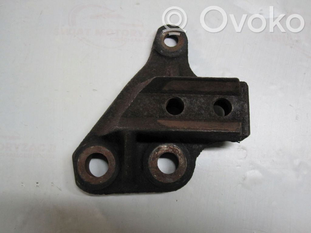 Volvo XC90 Engine mounting bracket 