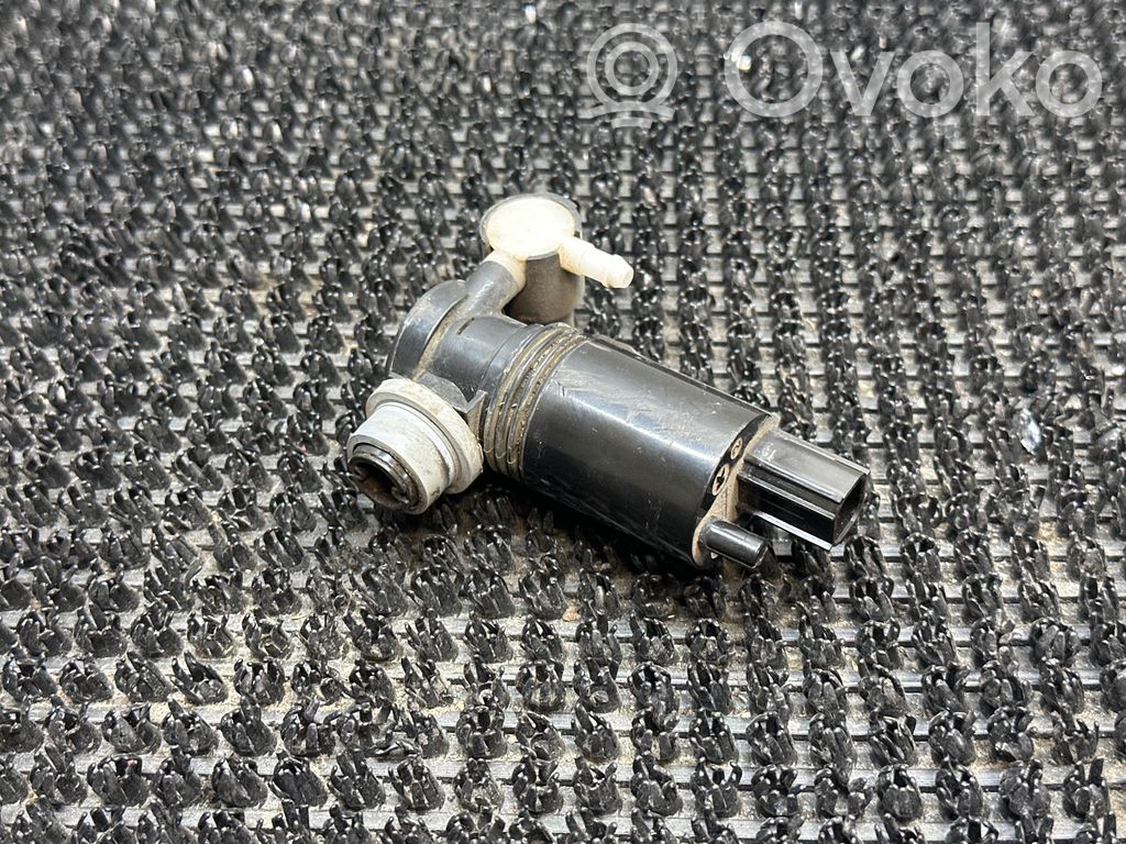 Volvo V40 Windscreen/windshield washer pump 