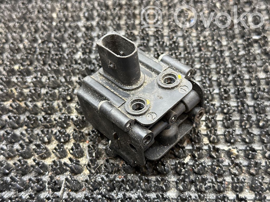 BMW 5 F10 F11 Rozdzielacz / Blok zaworowy zawieszenia pneumatycznego osi tylnej 