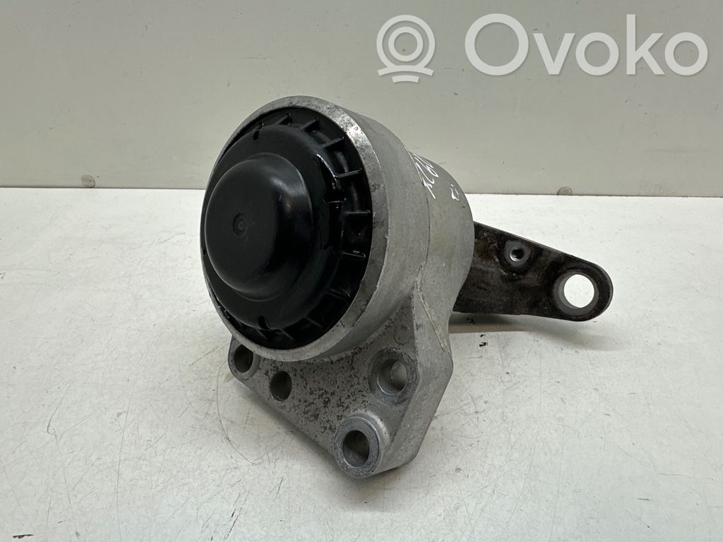 Volvo XC60 Engine mount bracket 