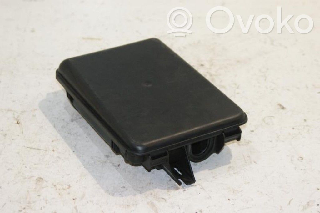 Volkswagen PASSAT B5 Fuse box cover 