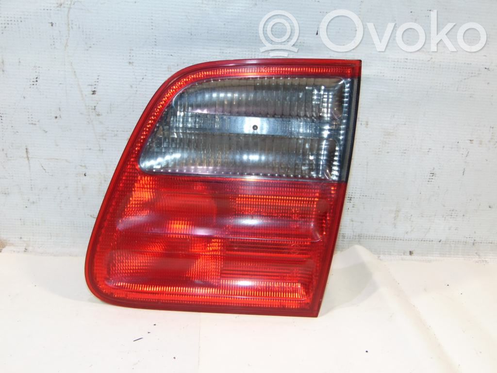 Lampy tylnej klapy bagażnika   A2108207664,A2108207464,324521