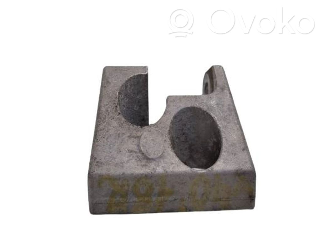 Volvo V40 Engine mounting bracket 
