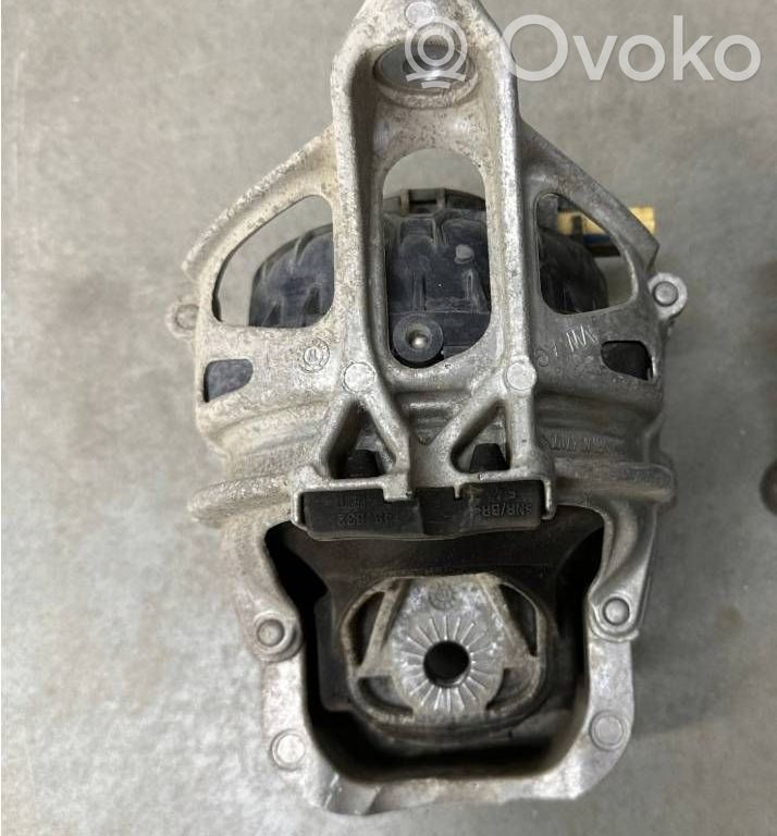 Engine mount bracket   4M0199371FL