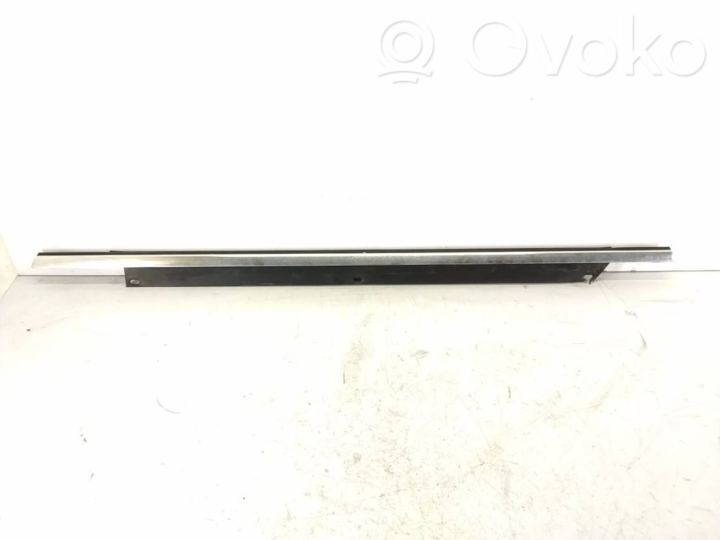 Audi Q7 4L Listwa / Uszczelka szyby drzwi tylnych 