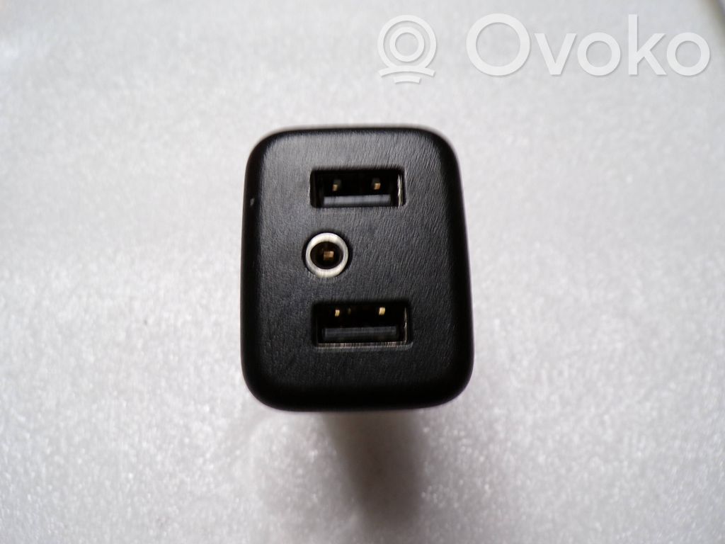 Opel Astra K Gniazdo / Złącze USB 