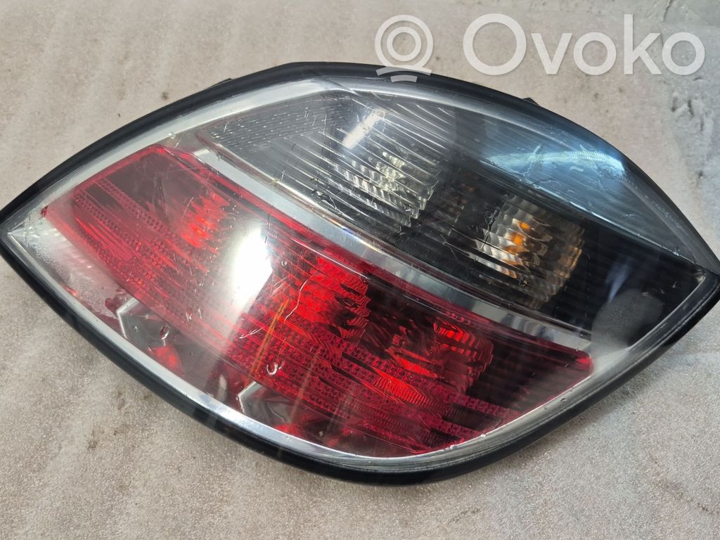 Opel Astra J Aizmugurējais lukturis virsbūvē 