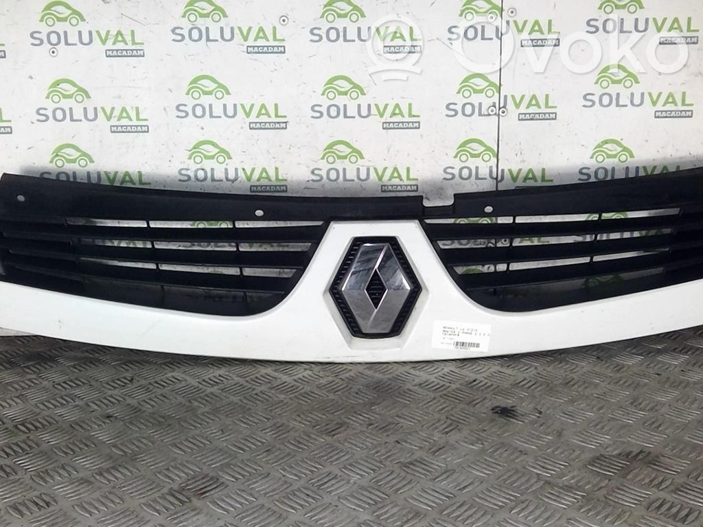 Front grill   7701065760
