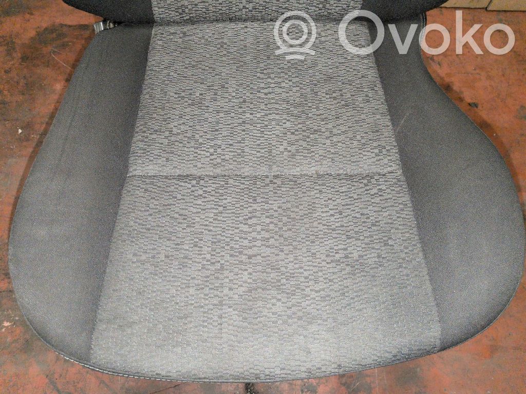Etumatkustajan istuin   8201033671