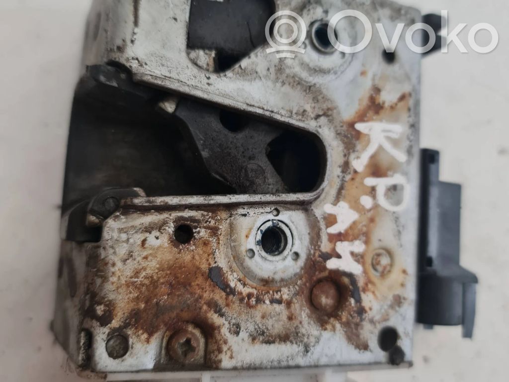 Audi A4 S4 B5 8D Priekšpusē slēdzene 
