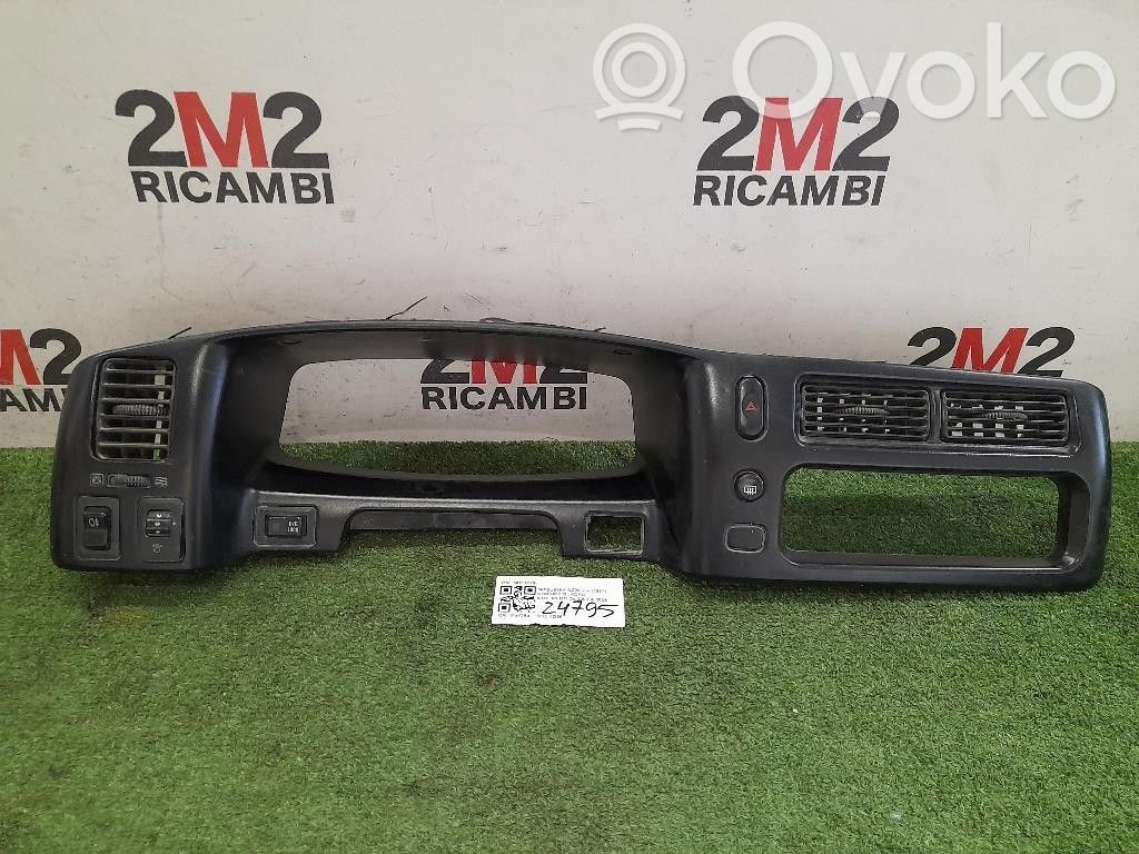 Mitsubishi L200 Instrumentu paneļa dekoratīvā apdare 