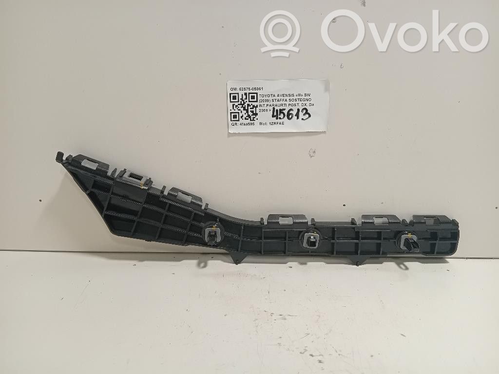 Toyota Avensis T270 Soporte de montaje del parachoques trasero 