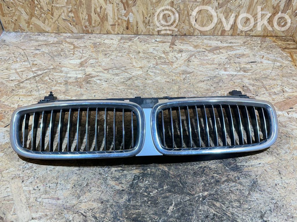 BMW 7 E65 E66 Augšējais režģis 