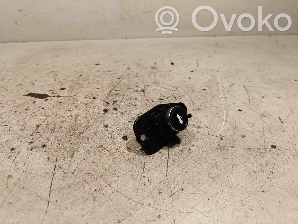 Lancia Thema Tailgate/boot open switch button 