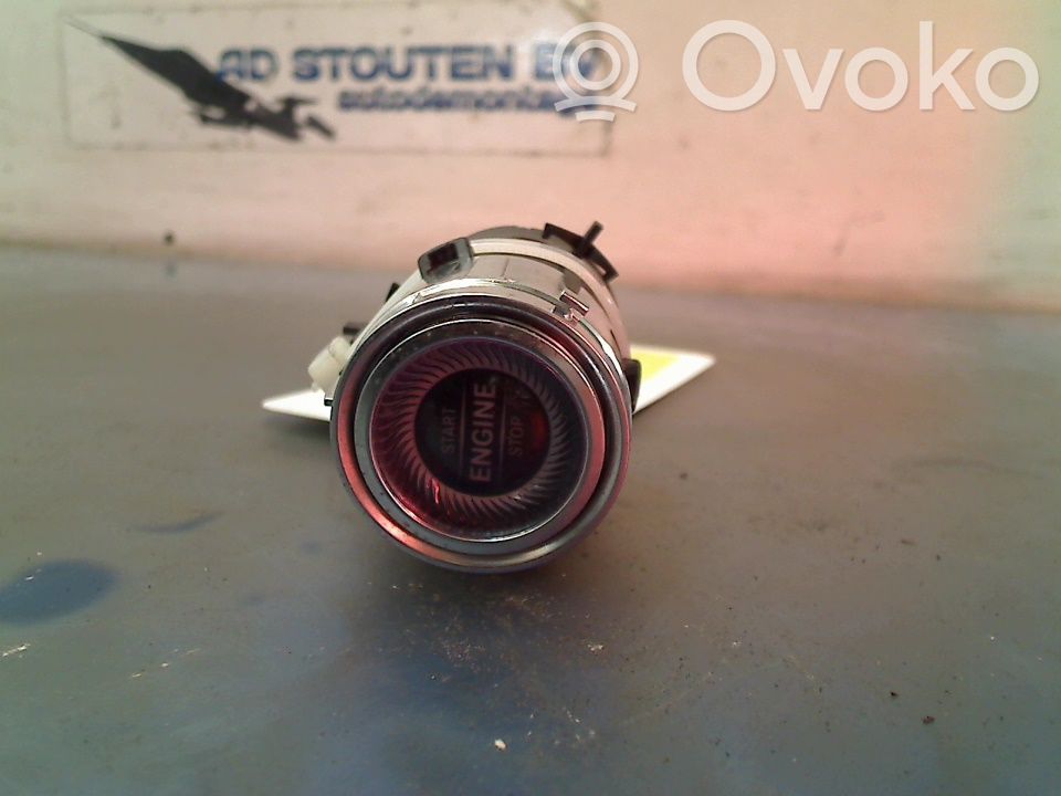 Mercedes-Benz C W205 Bouton poussoir de démarrage du moteur