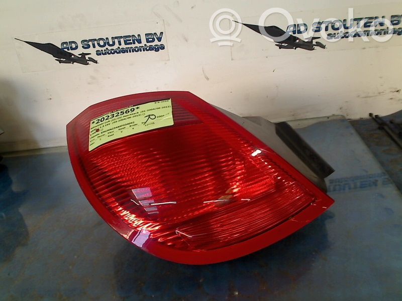 Mitsubishi Colt Luci posteriori 