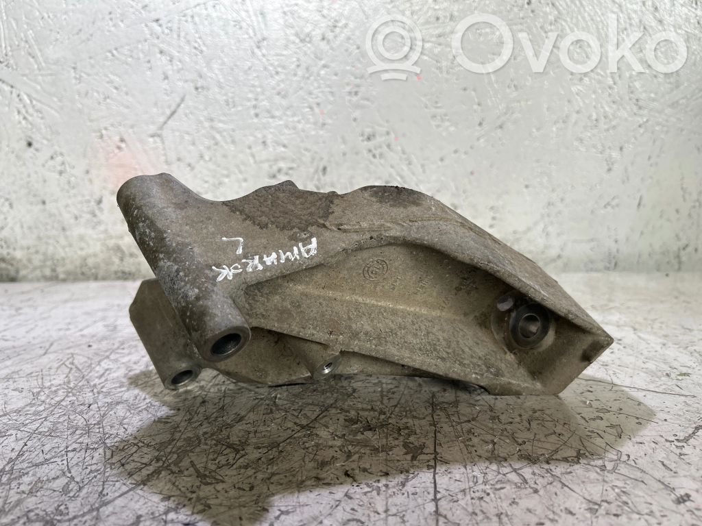 Volkswagen Amarok Engine mount bracket 