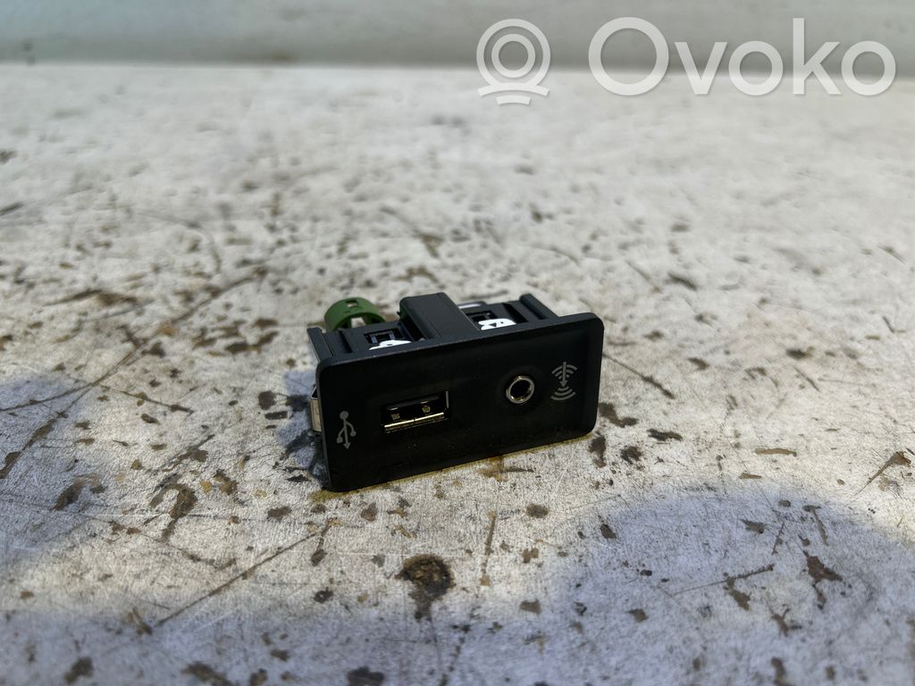 Volkswagen PASSAT B8 Gniazdo / Złącze USB 