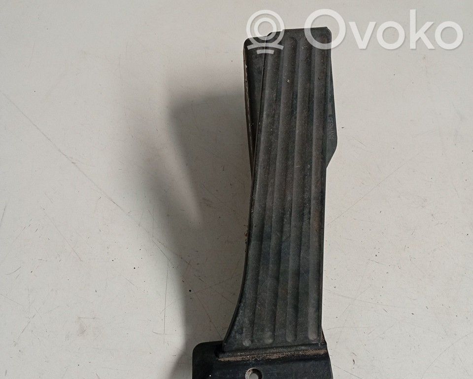 Accelerator throttle pedal