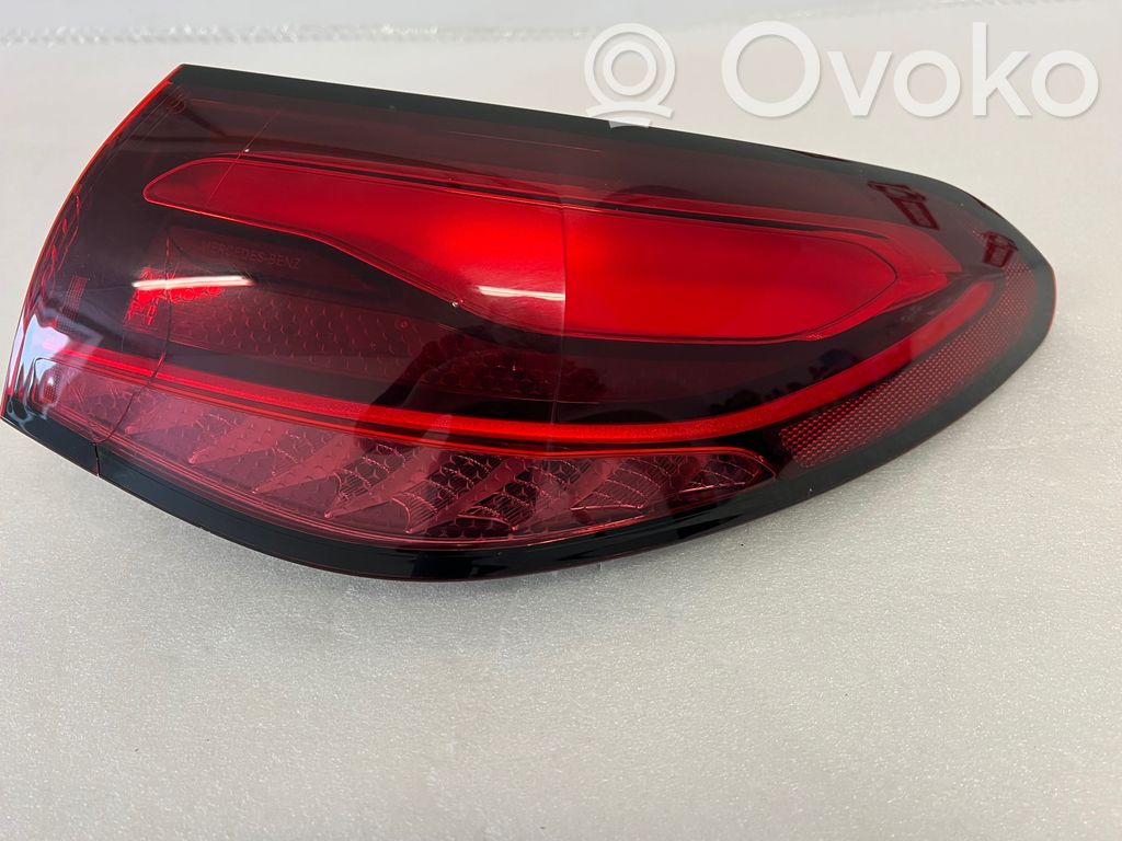 Mercedes-Benz GLC C254 Lampy tylnej klapy bagażnika 
