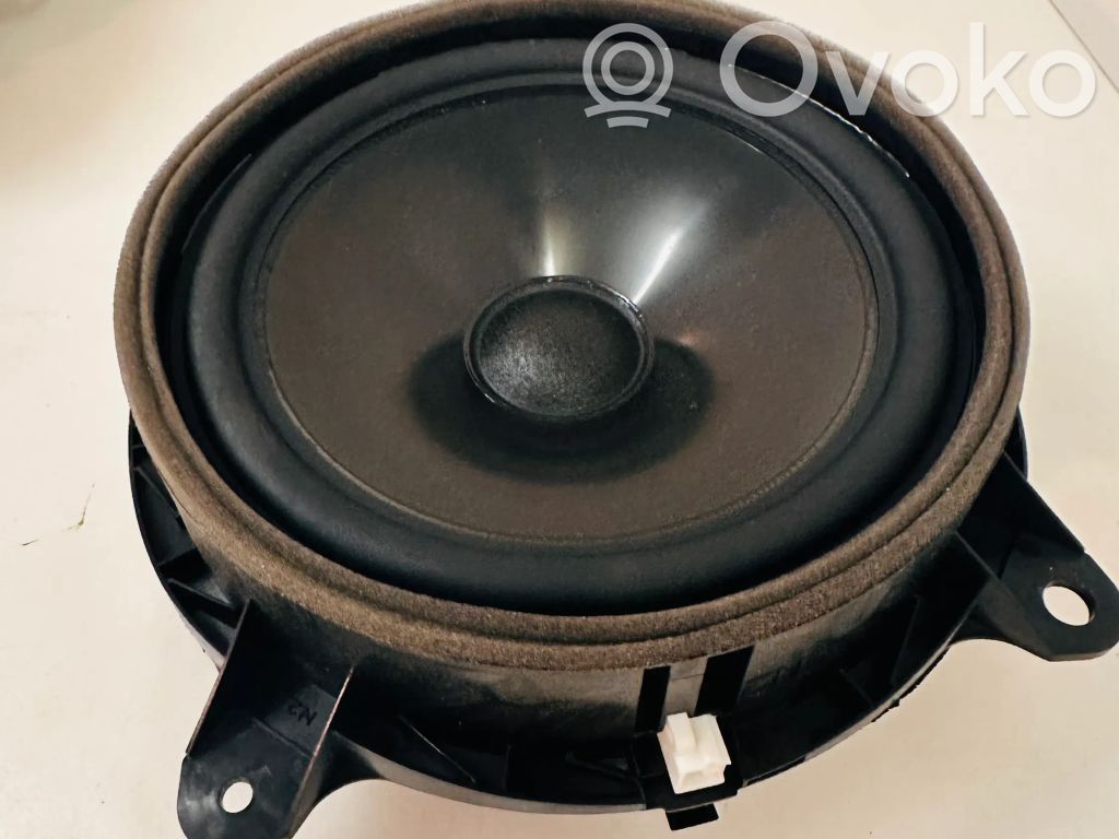 Lexus UX Altavoz de la puerta delantera 