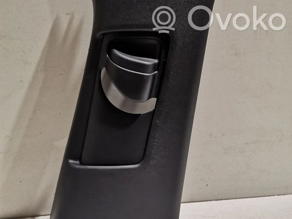 Lexus UX Pilar (B) (superior) 