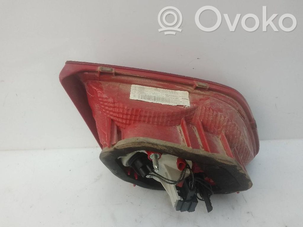 Volkswagen PASSAT CC Lampă spate în capacul portbagajului 