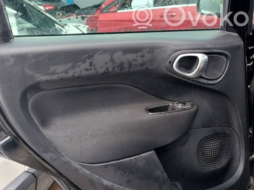 Fiat 500L Takaoven verhoilu 