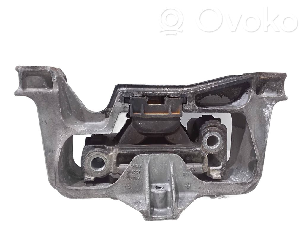 Infiniti Q30 Soporte antisalpicaduras delantero 