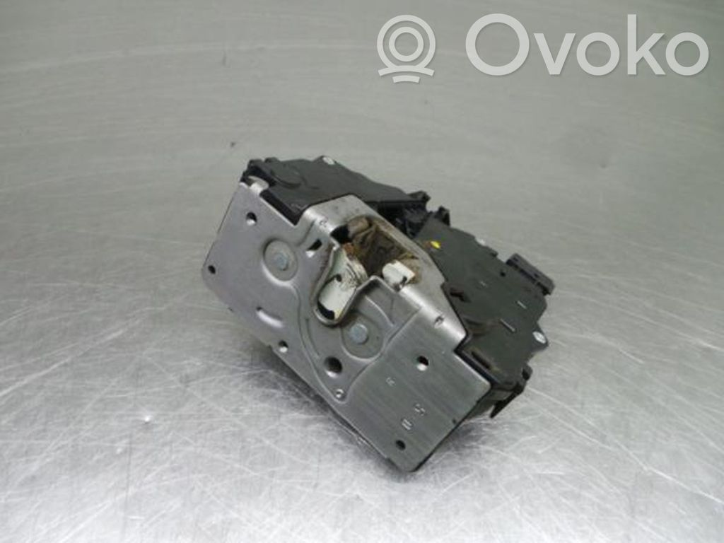 Opel Corsa E Zamek drzwi przednich 
