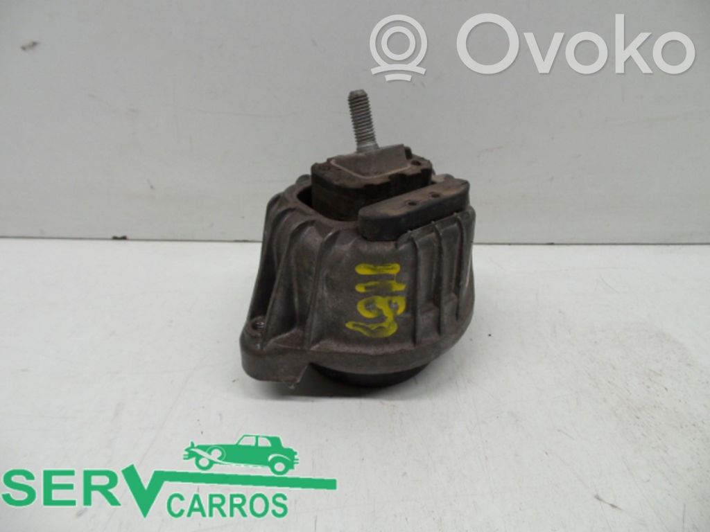 Engine mount bracket   DIREITO