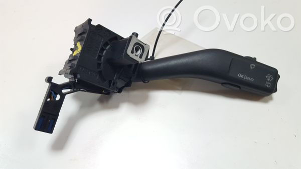 Volkswagen Golf V Pyyhkimen nopeuden kytkin 