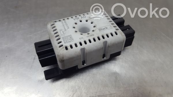 Pystyantennivahvistin   5Q0035570