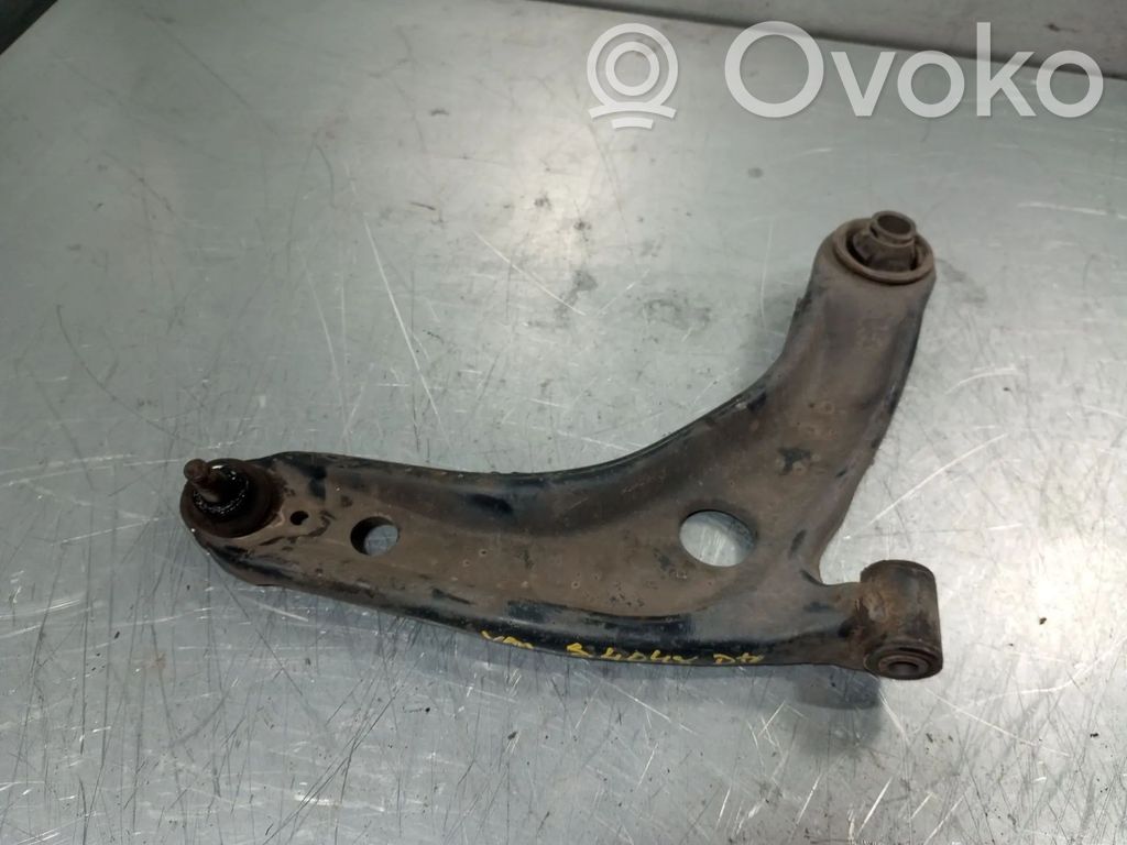 Toyota Yaris Wahacz przedni 