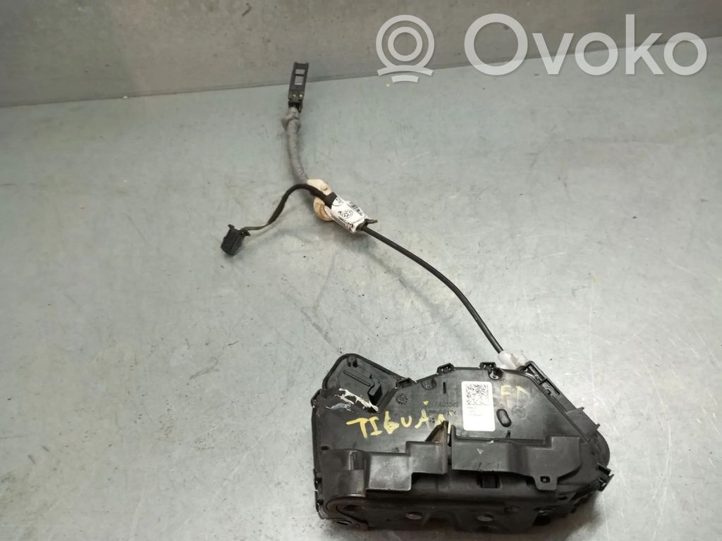 Volkswagen Tiguan Cerradura de puerta delantera