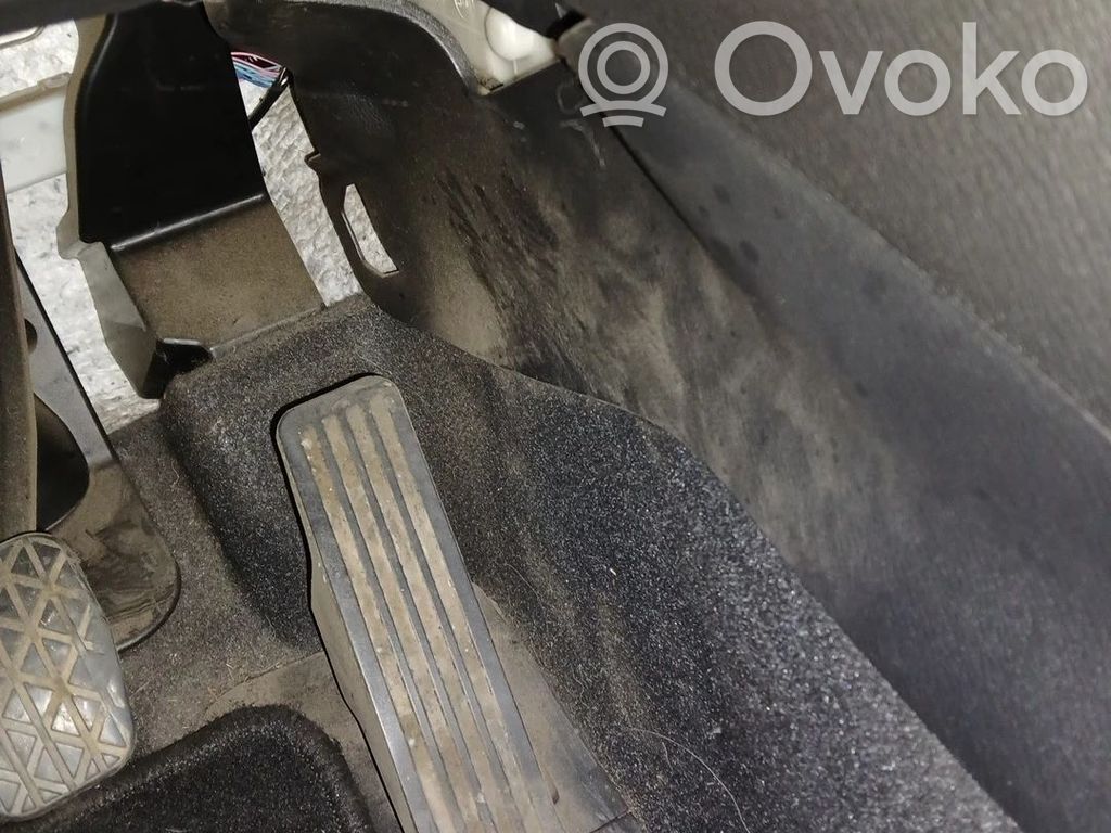 Accelerator throttle pedal